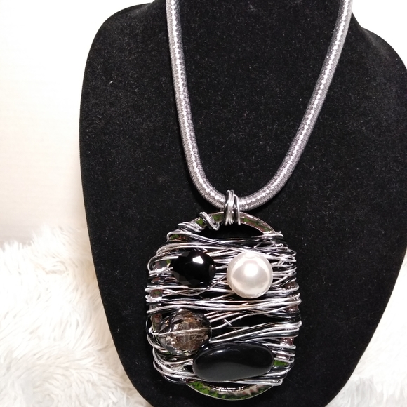 Costume Jewelry (necklace set) - Picture 3 of 4